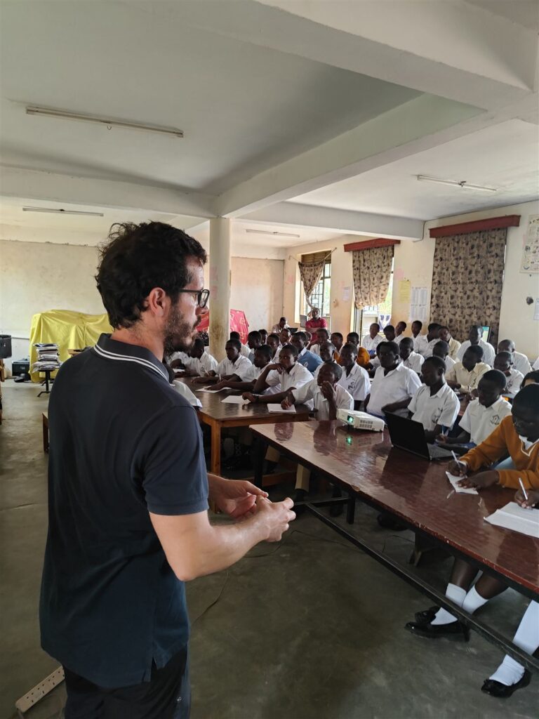 Lezione del corso di idroponica organica per gli studenti della St. Kizito High School
