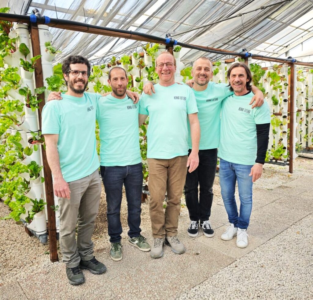 La squadra di Nonna Futura nella serra di Via Due Ponti a Roma